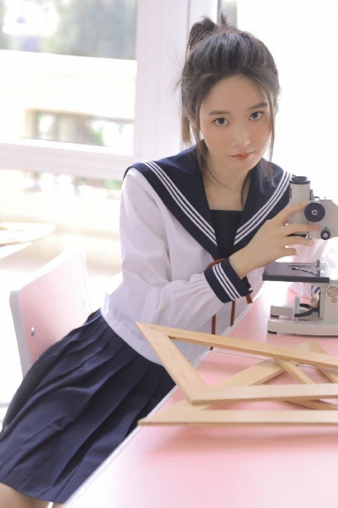 高马尾学生妹日系制服教室写真  第9张