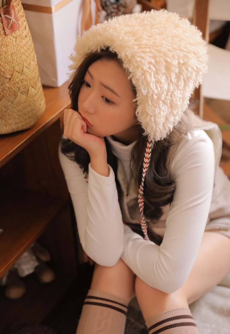 卷发美女嘟嘴卖萌调皮搞怪写真  第4张