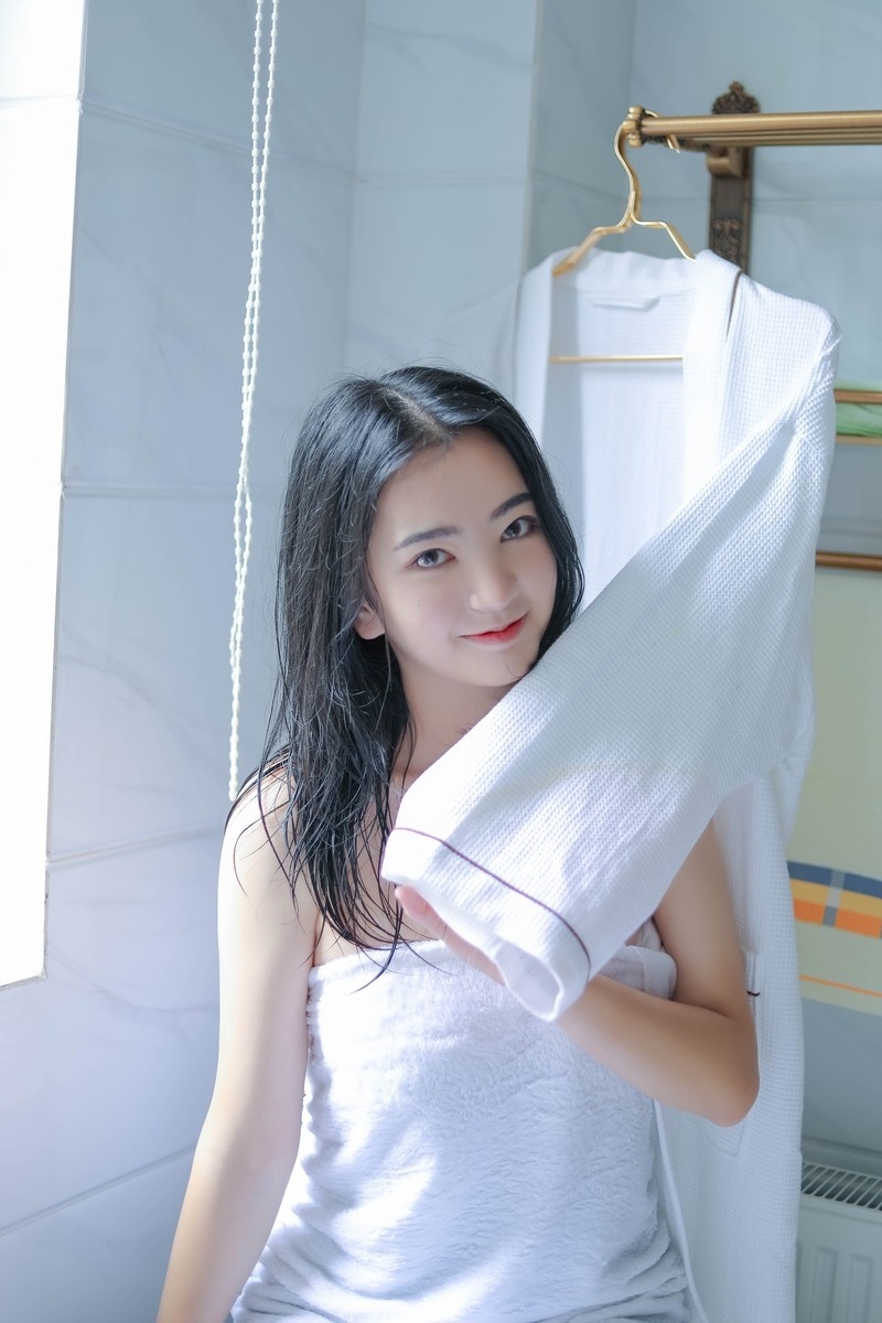 浴室美女苗条身材白嫩肌肤写真  第1张