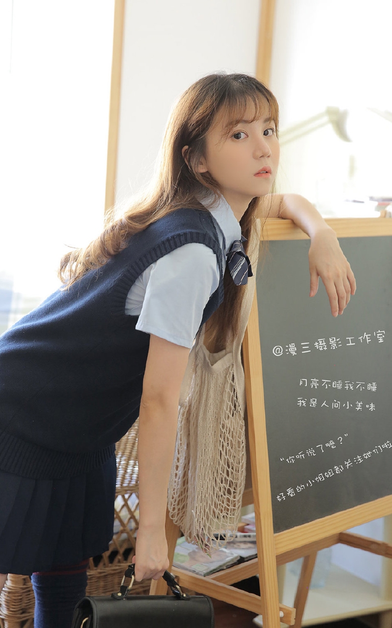 青春靓丽美女校花学生制服图片  第2张