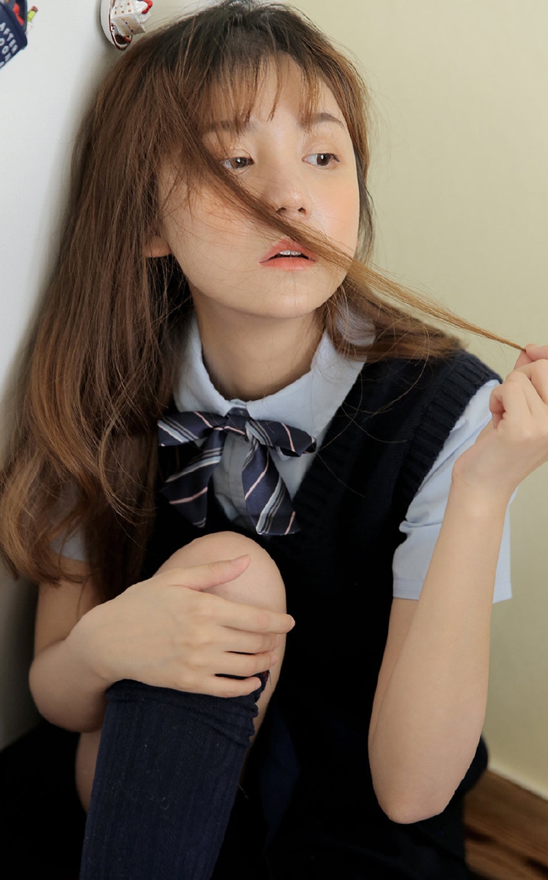青春靓丽美女校花学生制服图片  第3张