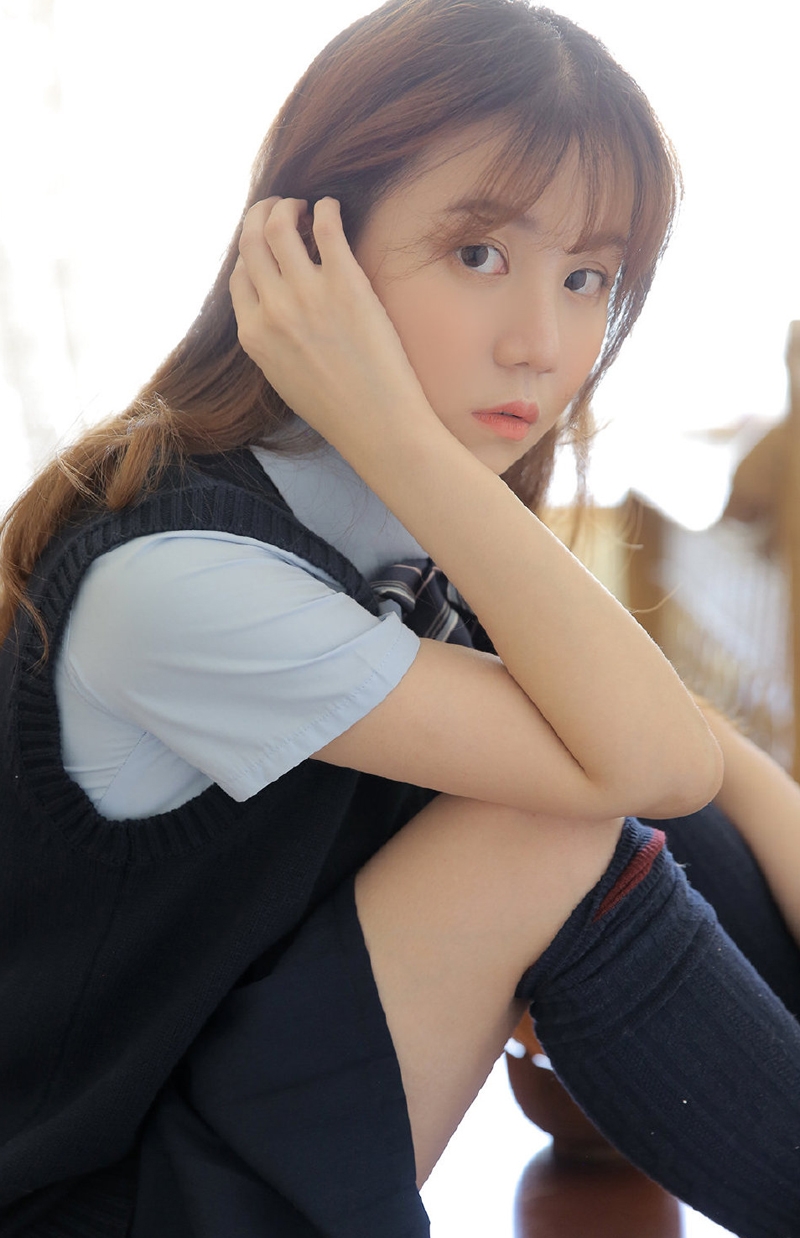 青春靓丽美女校花学生制服图片  第8张