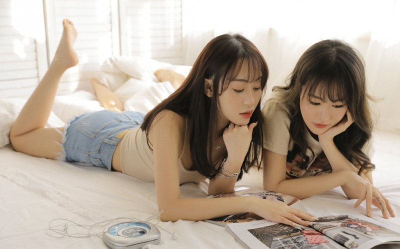 大长腿美女姐妹花床上慵懒美图  第1张