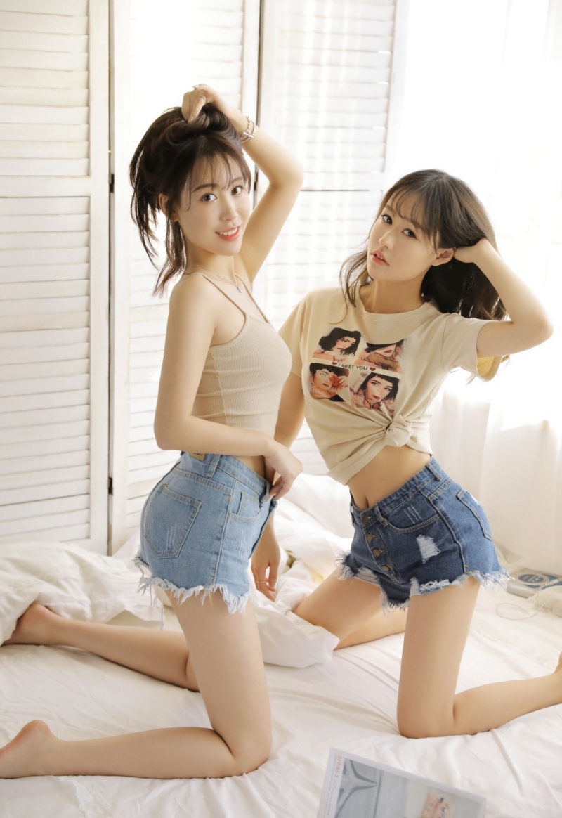 大长腿美女姐妹花床上慵懒美图  第4张