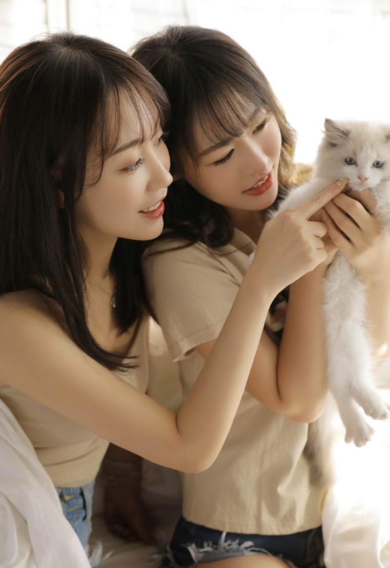 大长腿美女姐妹花床上慵懒美图  第9张