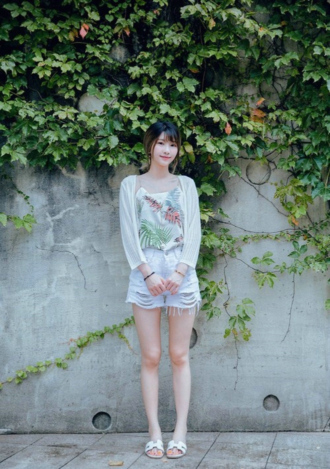 高挑美女牛仔热裤修长美腿图片  第1张