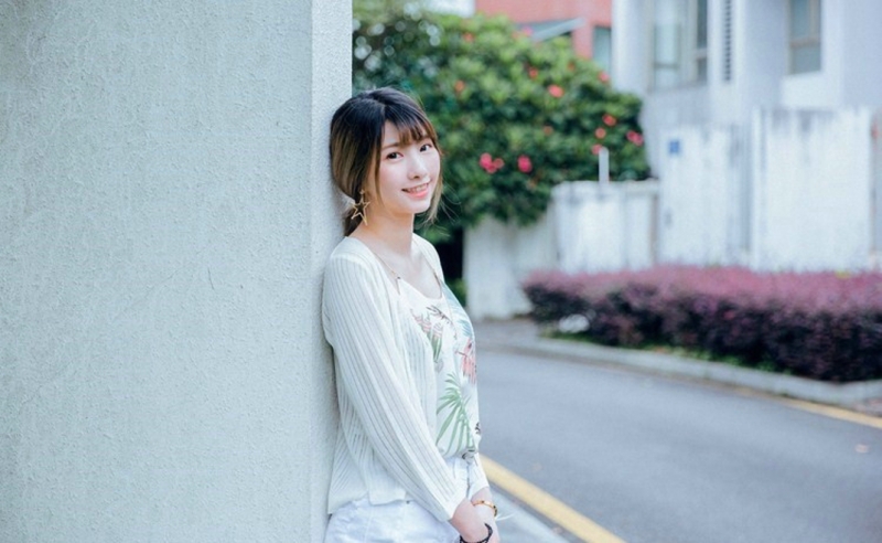 高挑美女牛仔热裤修长美腿图片  第2张