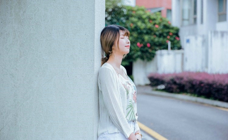 高挑美女牛仔热裤修长美腿图片  第3张