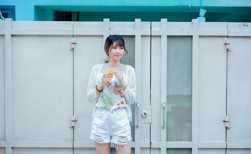 高挑美女牛仔热裤修长美腿图片  第4张