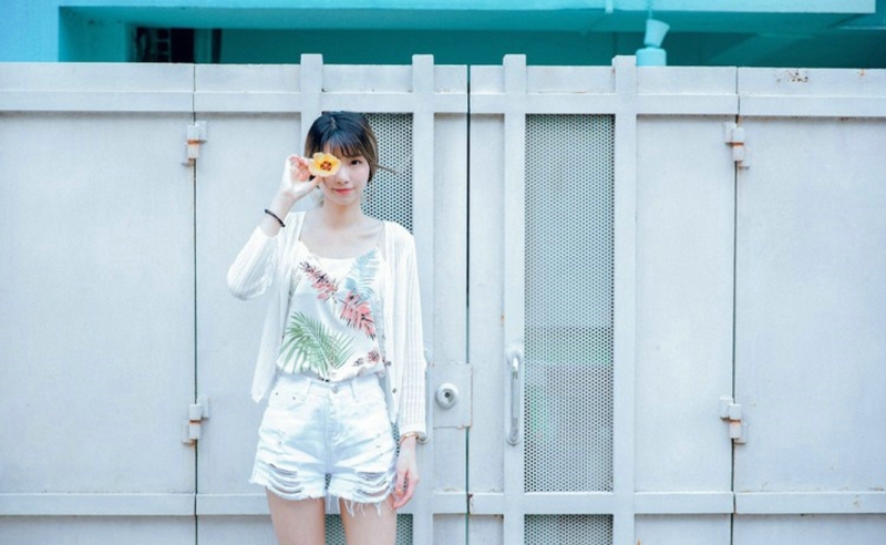 高挑美女牛仔热裤修长美腿图片  第5张