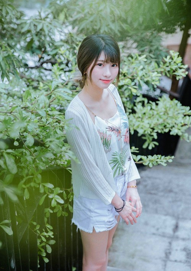 高挑美女牛仔热裤修长美腿图片  第6张