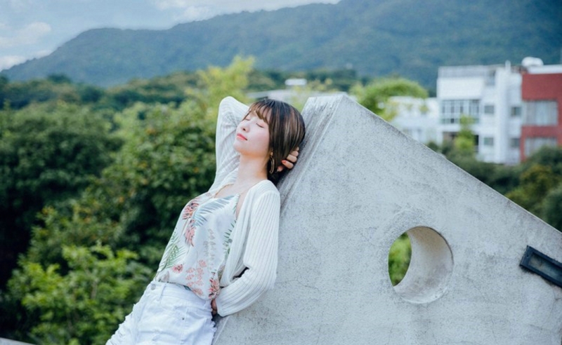 高挑美女牛仔热裤修长美腿图片  第8张