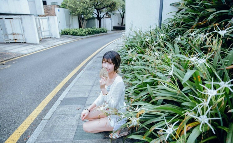 高挑美女牛仔热裤修长美腿图片  第9张