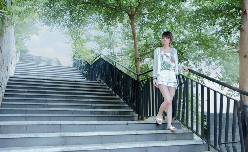 高挑美女牛仔热裤修长美腿图片  第10张