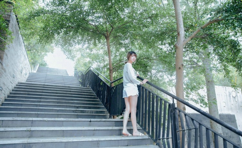 高挑美女牛仔热裤修长美腿图片  第11张