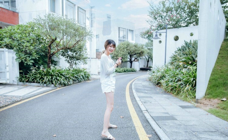 高挑美女牛仔热裤修长美腿图片  第12张