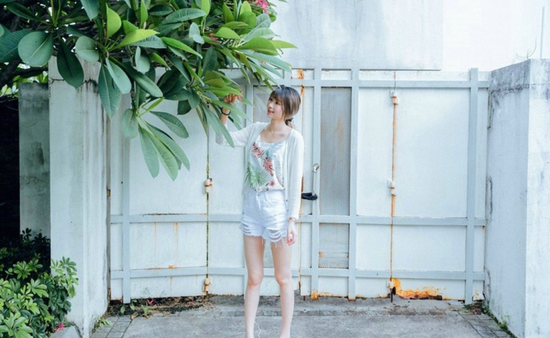 高挑美女牛仔热裤修长美腿图片  第13张