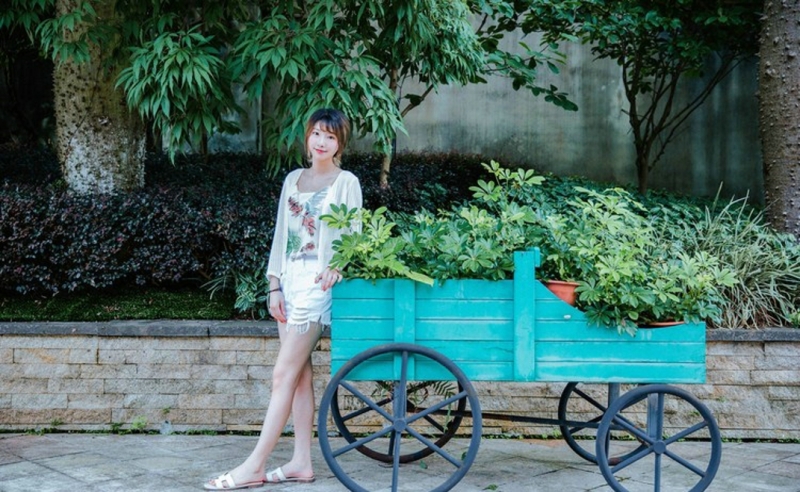 高挑美女牛仔热裤修长美腿图片  第16张