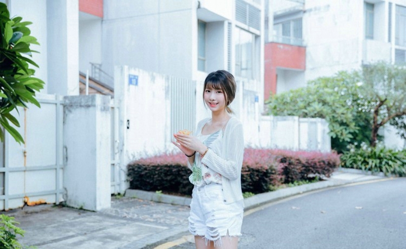 高挑美女牛仔热裤修长美腿图片  第17张
