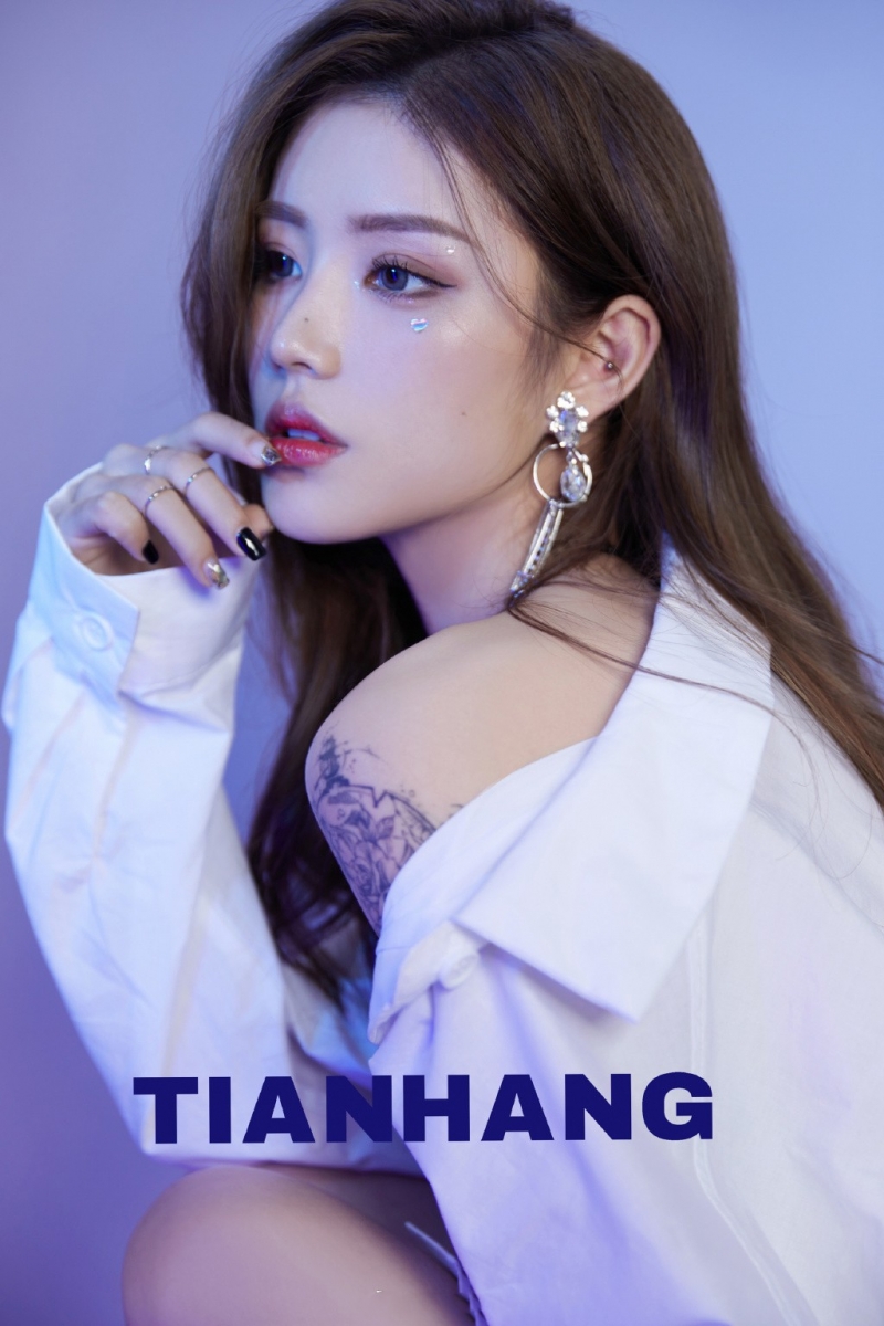 青春靓丽金发女郎香肩美腿图片  第2张