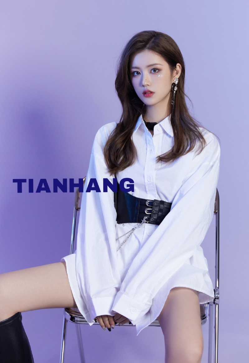 青春靓丽金发女郎香肩美腿图片  第3张