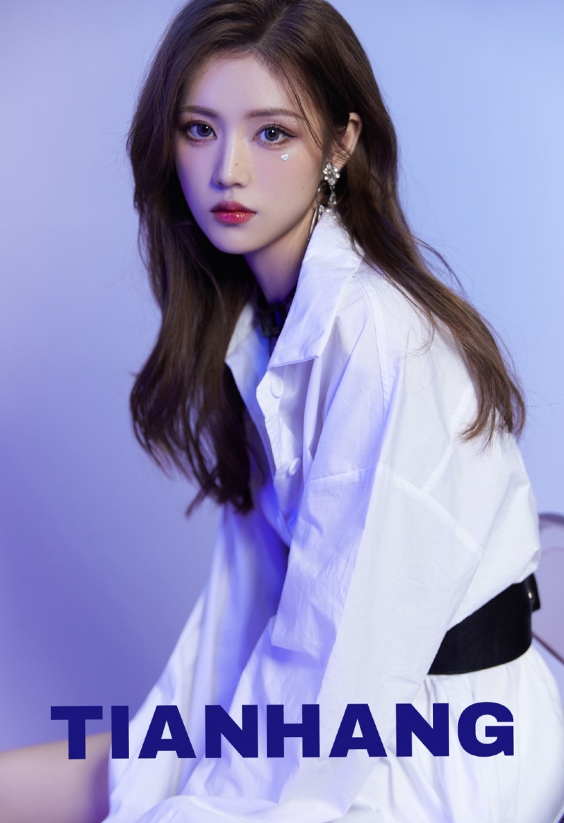 青春靓丽金发女郎香肩美腿图片  第4张