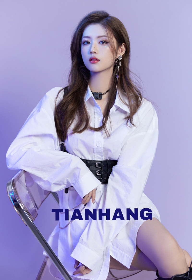 青春靓丽金发女郎香肩美腿图片  第5张