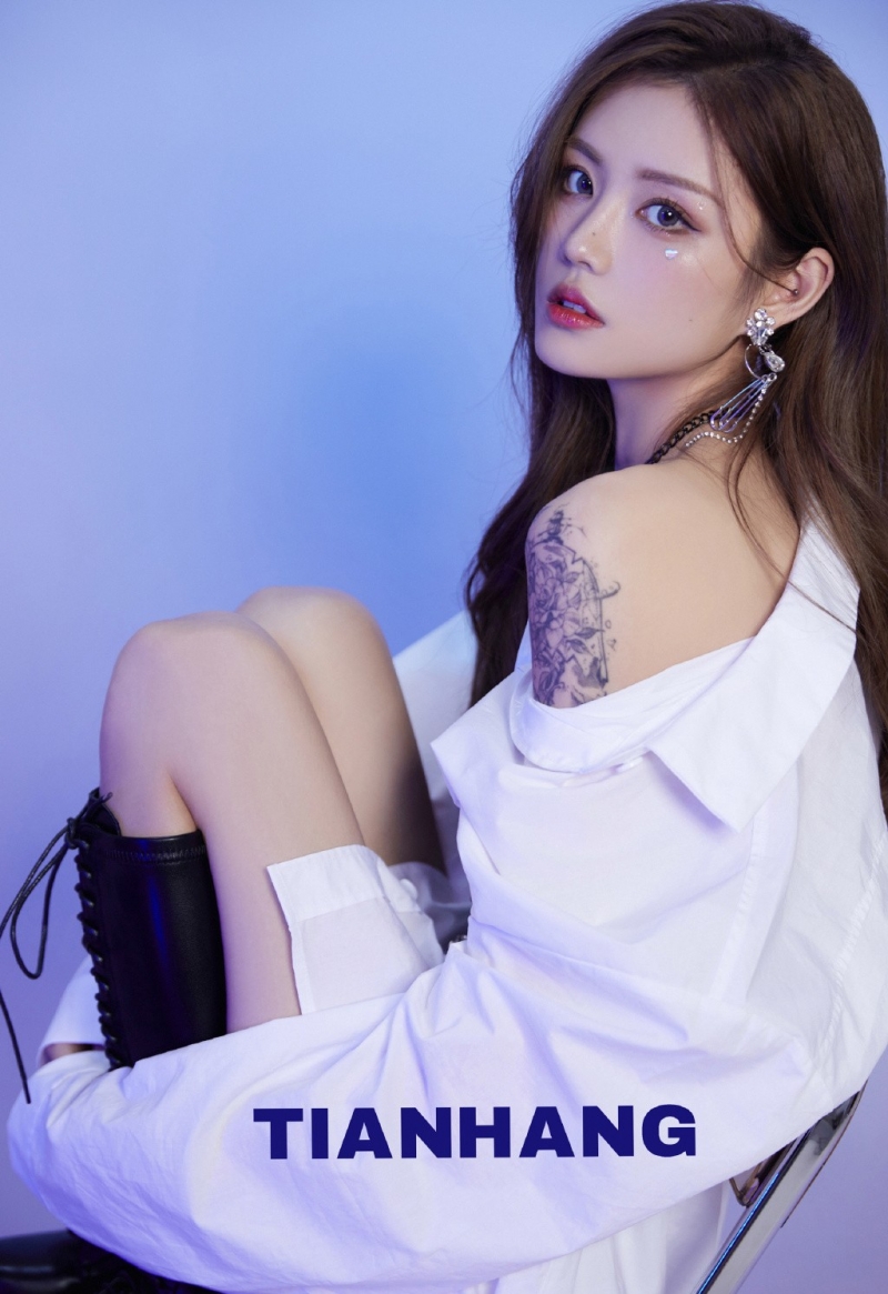 青春靓丽金发女郎香肩美腿图片  第6张