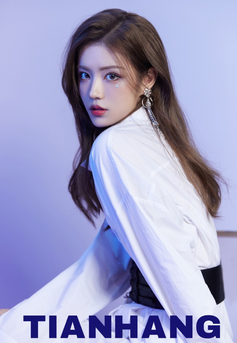 青春靓丽金发女郎香肩美腿图片  第7张