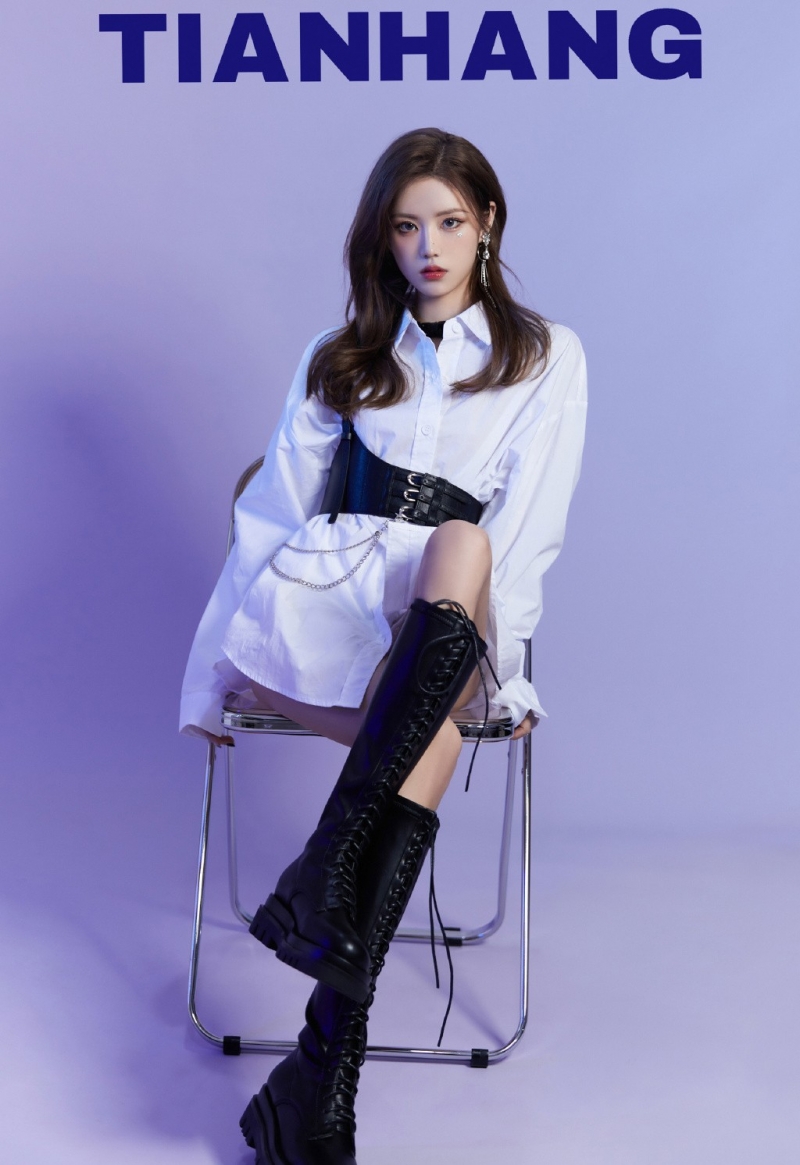 青春靓丽金发女郎香肩美腿图片  第8张