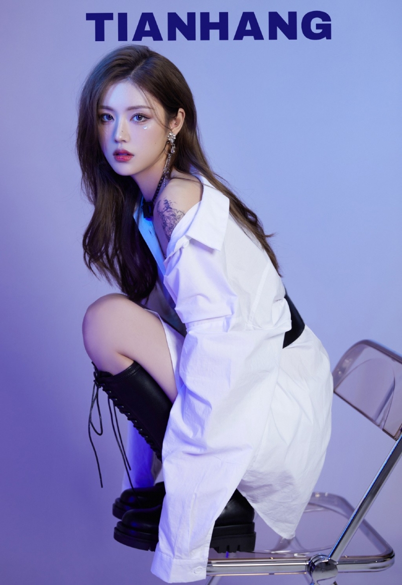 青春靓丽金发女郎香肩美腿图片  第9张