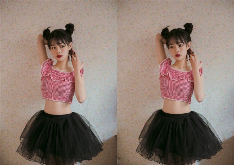 哪吒头美少女露脐装超短裙套图  第1张