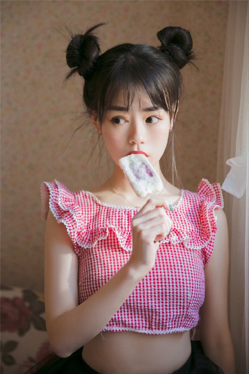 哪吒头美少女露脐装超短裙套图  第3张