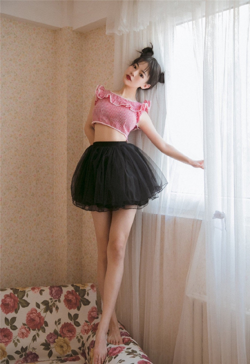 哪吒头美少女露脐装超短裙套图  第4张