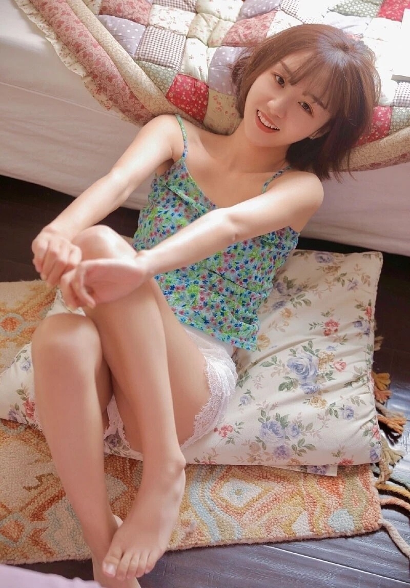 短发美眉圆润香肩修长美腿图片  第1张