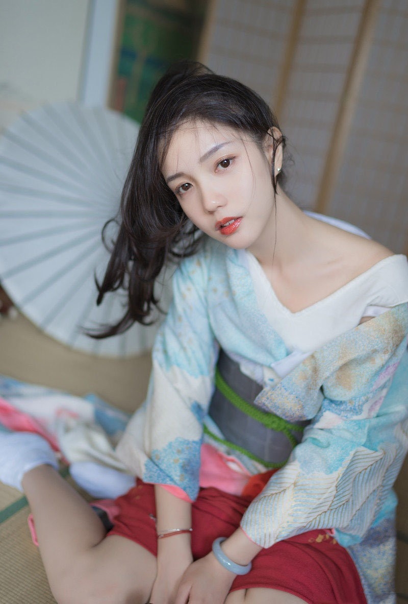 日本和服美女小露香肩私房写真  第1张