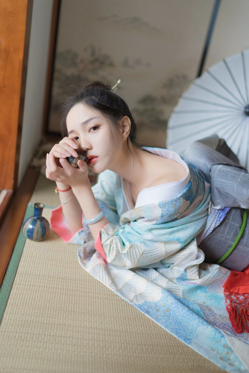 日本和服美女小露香肩私房写真  第2张