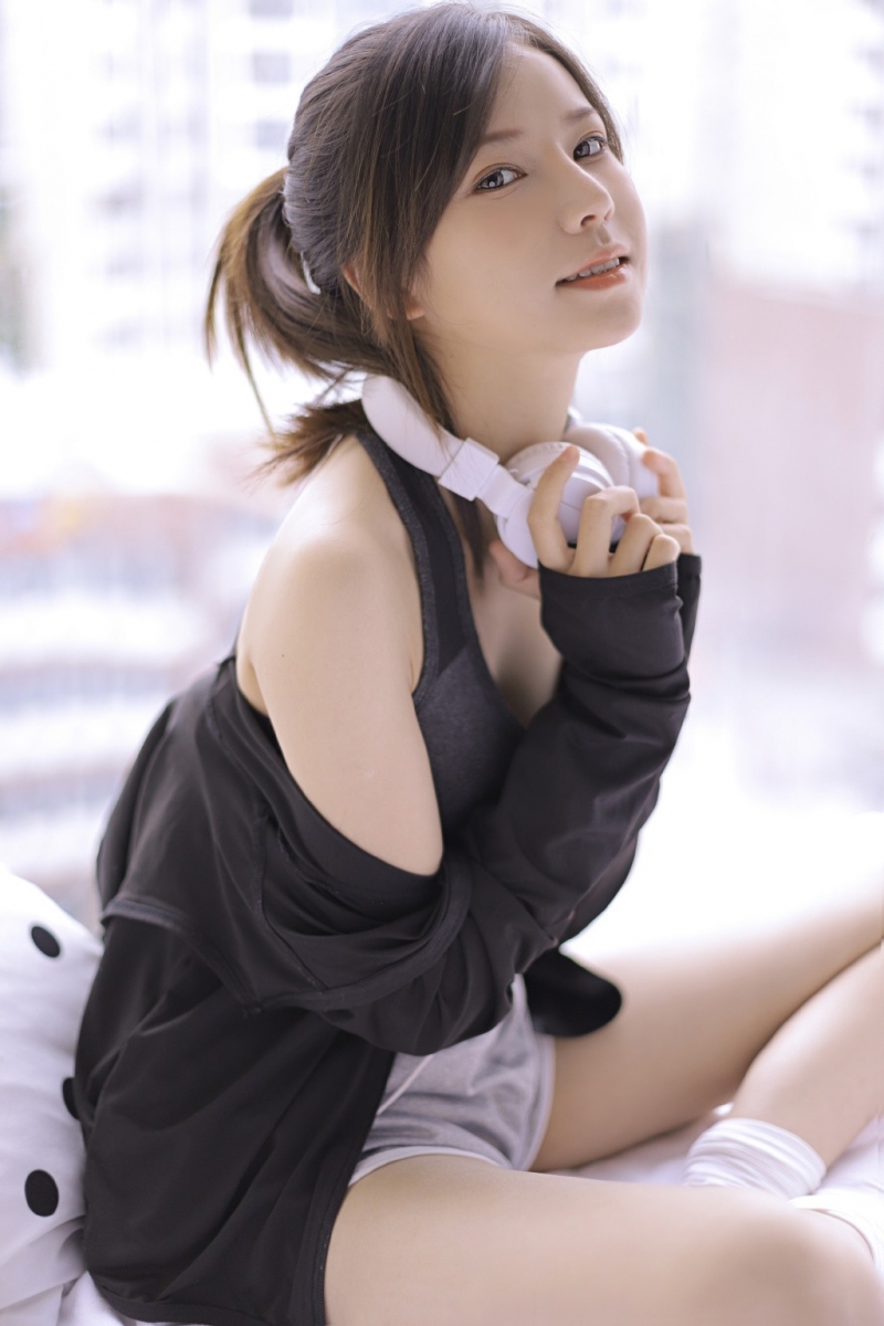 治愈系小姐姐露脐装运动裤写真  第3张