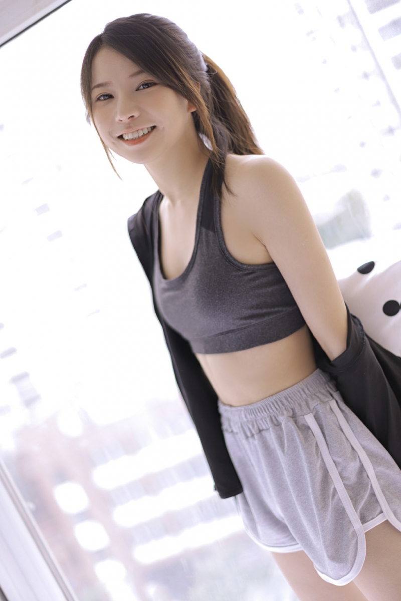 治愈系小姐姐露脐装运动裤写真  第7张