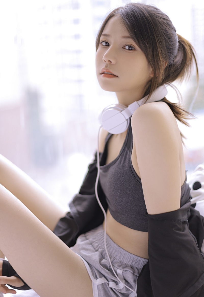 治愈系小姐姐露脐装运动裤写真  第8张