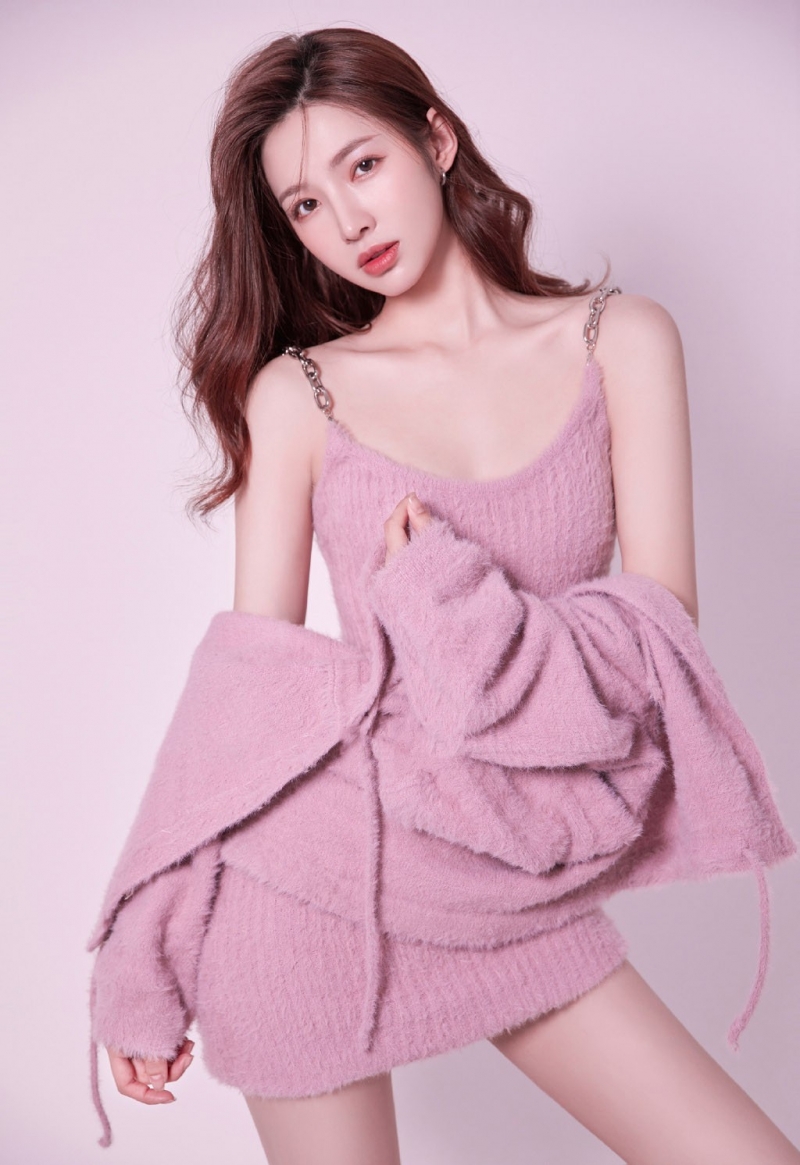 波浪卷发美女御姐香肩美腿写真  第1张