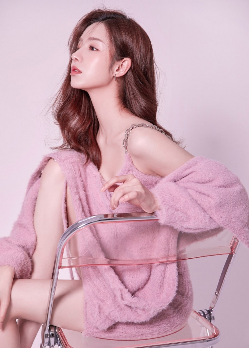 波浪卷发美女御姐香肩美腿写真  第4张