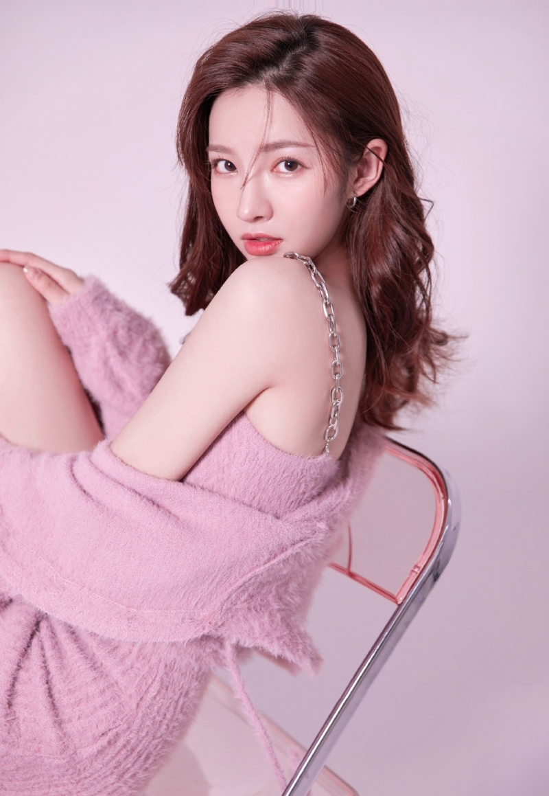 波浪卷发美女御姐香肩美腿写真  第9张