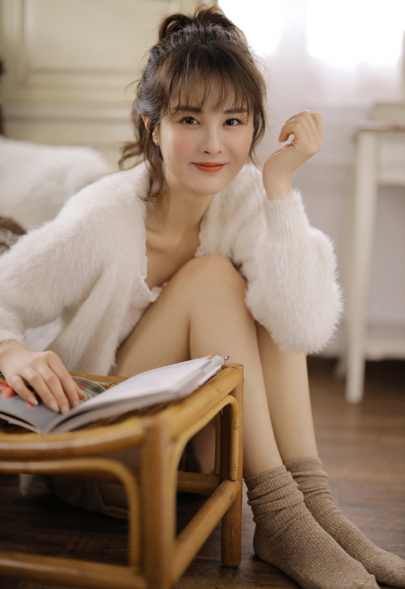 高马尾小姐姐超短裤大长腿美图  第1张