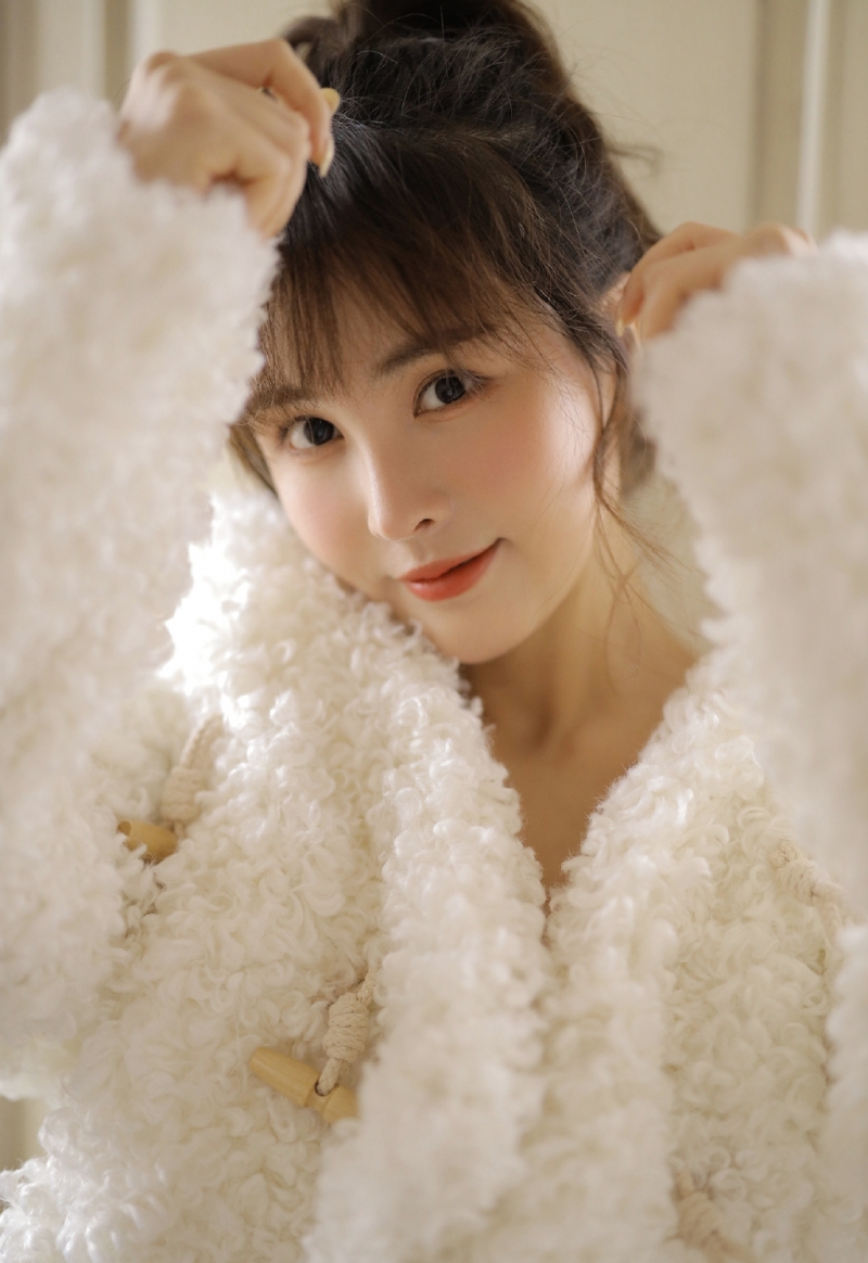 高马尾小姐姐超短裤大长腿美图  第2张