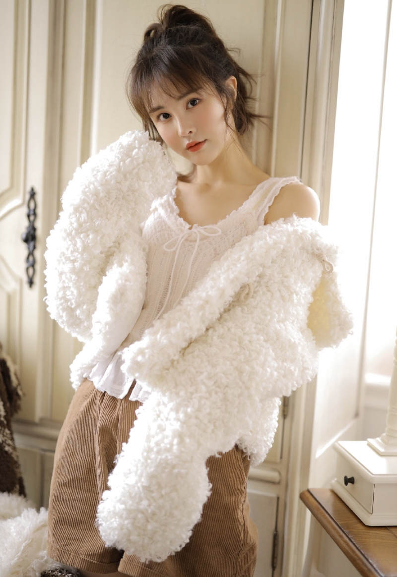高马尾小姐姐超短裤大长腿美图  第3张