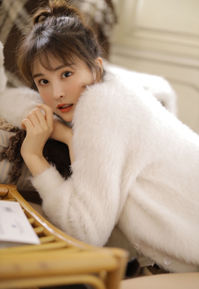 高马尾小姐姐超短裤大长腿美图  第5张