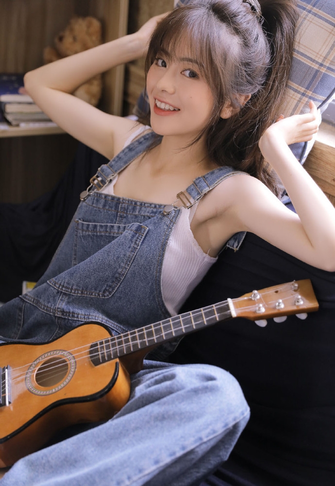 高马尾美女牛仔背带裤精选图片  第2张