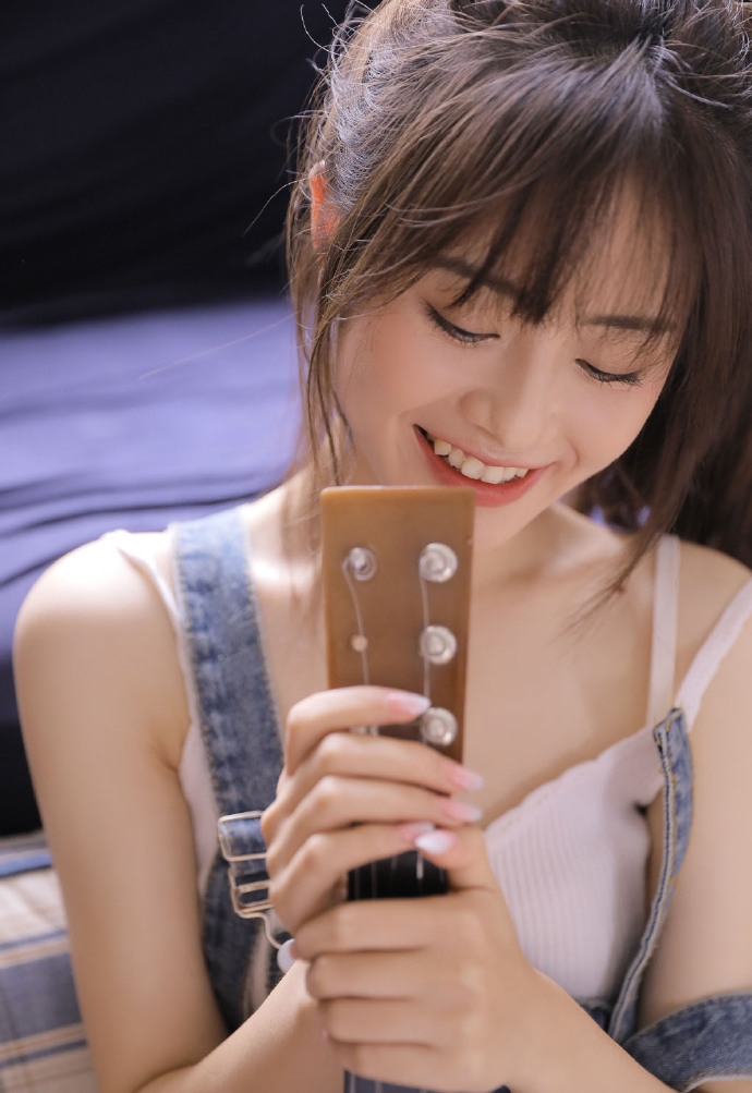 高马尾美女牛仔背带裤精选图片  第3张