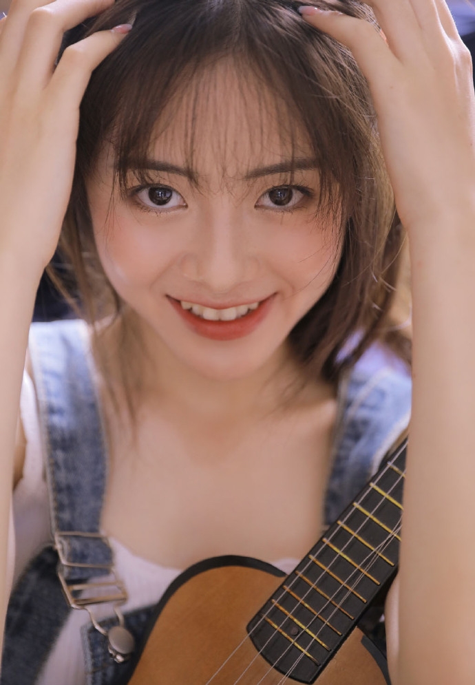 高马尾美女牛仔背带裤精选图片  第4张